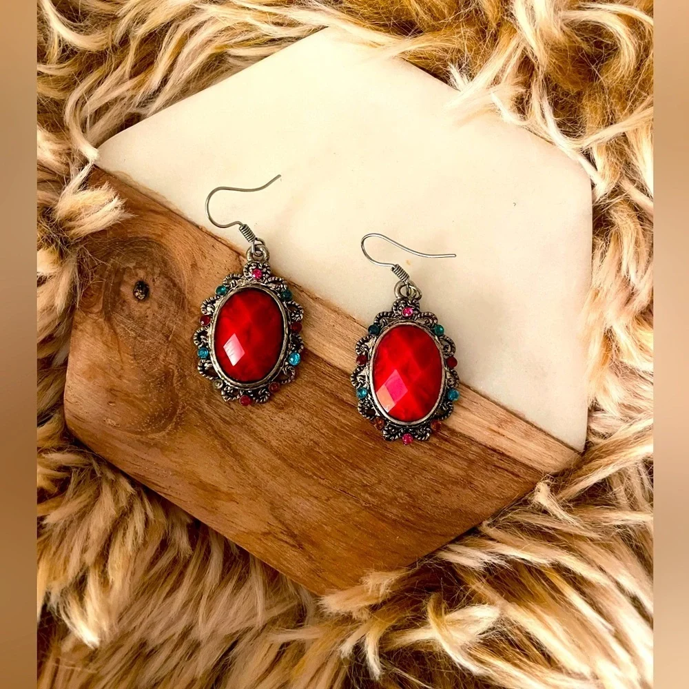 Red jewel dangle earrings‎